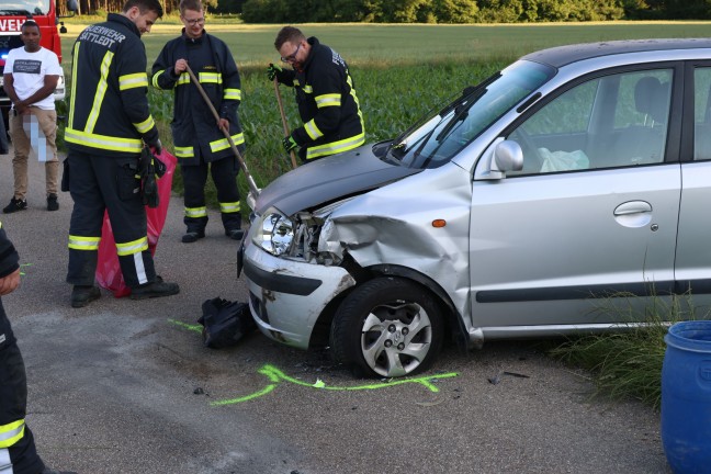 Kollision zweier PKW auf schmaler Straße in Sattledt fordert eine verletzte Person