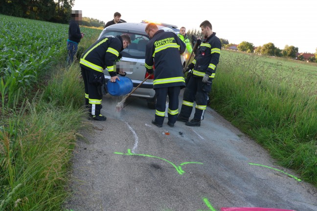 Kollision zweier PKW auf schmaler Straße in Sattledt fordert eine verletzte Person