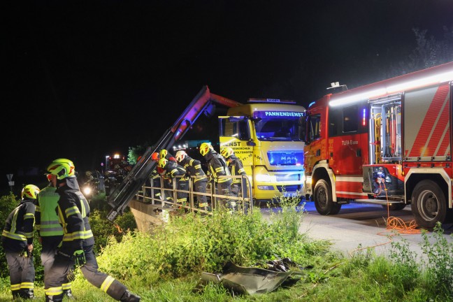 Autoüberschlag: PKW bei Unfall in Weibern über Bachbett gesprungen und unter Brücke geschleudert