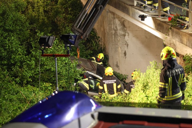 Autoüberschlag: PKW bei Unfall in Weibern über Bachbett gesprungen und unter Brücke geschleudert