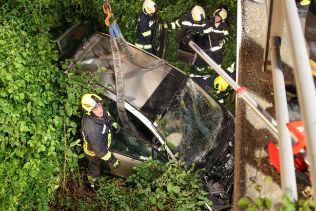 Autoüberschlag: PKW bei Unfall in Weibern über Bachbett gesprungen und unter Brücke geschleudert