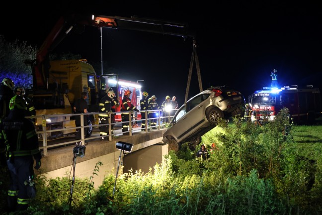 Autoüberschlag: PKW bei Unfall in Weibern über Bachbett gesprungen und unter Brücke geschleudert