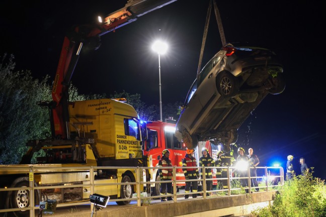 Autoüberschlag: PKW bei Unfall in Weibern über Bachbett gesprungen und unter Brücke geschleudert