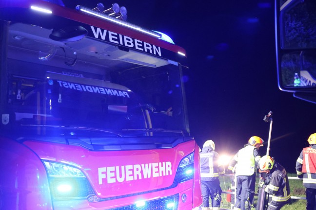 Autoüberschlag: PKW bei Unfall in Weibern über Bachbett gesprungen und unter Brücke geschleudert