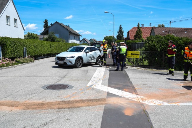 Aufräumarbeiten nach Kreuzungscrash in Marchtrenk