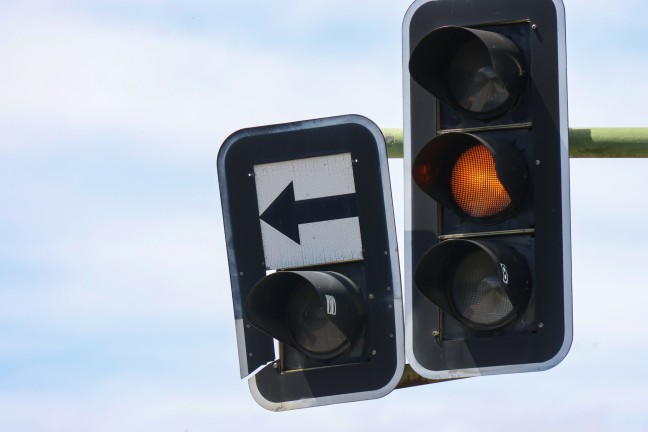 Sturmschaden: Zusatztafel einer Verkehrsampel in Wels-Neustadt drohte abzustürzen