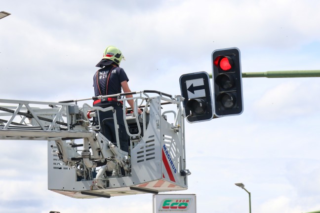 Sturmschaden: Zusatztafel einer Verkehrsampel in Wels-Neustadt drohte abzustürzen