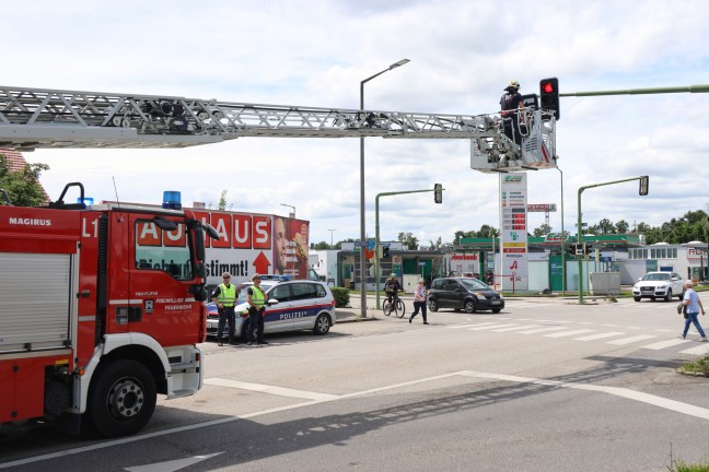 Sturmschaden: Zusatztafel einer Verkehrsampel in Wels-Neustadt drohte abzustürzen