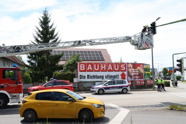 Sturmschaden: Zusatztafel einer Verkehrsampel in Wels-Neustadt drohte abzustürzen