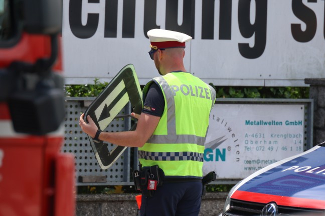 Sturmschaden: Zusatztafel einer Verkehrsampel in Wels-Neustadt drohte abzustürzen