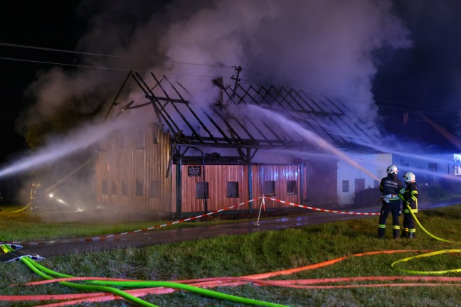 Vollbrand eines Bauernsacherls in Waizenkirchen sorgt fr Groeinsatz von zwlf Feuerwehren