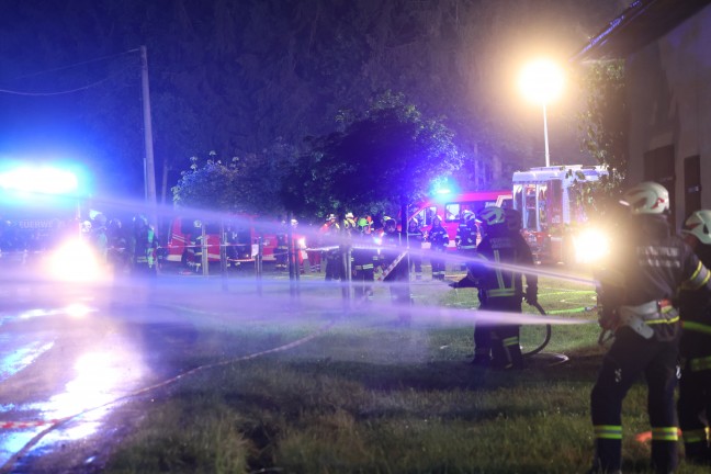 Vollbrand eines Bauernsacherls in Waizenkirchen sorgt fr Groeinsatz von zwlf Feuerwehren