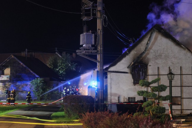 Vollbrand eines Bauernsacherls in Waizenkirchen sorgt fr Groeinsatz von zwlf Feuerwehren