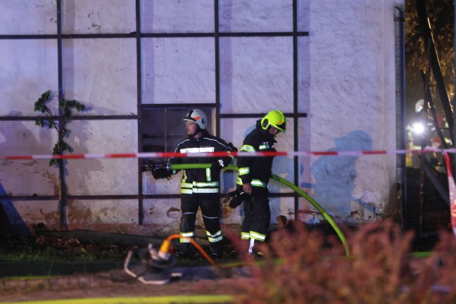 Vollbrand eines Bauernsacherls in Waizenkirchen sorgt fr Groeinsatz von zwlf Feuerwehren