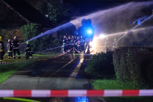 Vollbrand eines Bauernsacherls in Waizenkirchen sorgt fr Groeinsatz von zwlf Feuerwehren