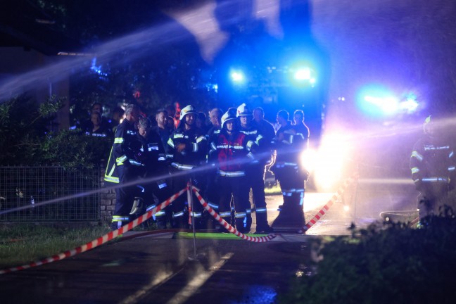 Vollbrand eines Bauernsacherls in Waizenkirchen sorgt fr Groeinsatz von zwlf Feuerwehren