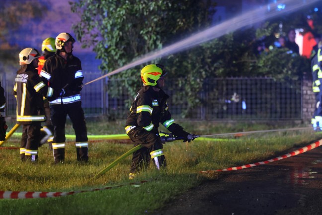 Vollbrand eines Bauernsacherls in Waizenkirchen sorgt fr Groeinsatz von zwlf Feuerwehren