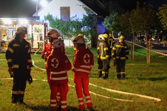 Vollbrand eines Bauernsacherls in Waizenkirchen sorgt fr Groeinsatz von zwlf Feuerwehren