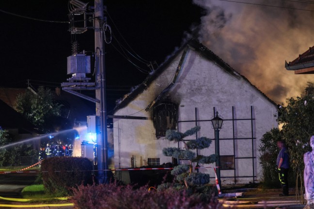 Vollbrand eines Bauernsacherls in Waizenkirchen sorgt fr Groeinsatz von zwlf Feuerwehren