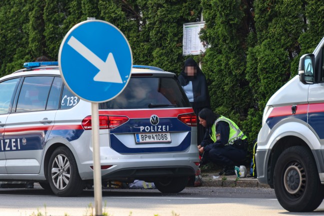 Person in einem Kreuzungsbereich in Wels-Schafwiesen von Auto erfasst und verletzt