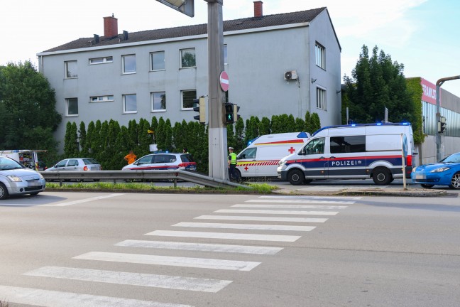 Person in einem Kreuzungsbereich in Wels-Schafwiesen von Auto erfasst und verletzt