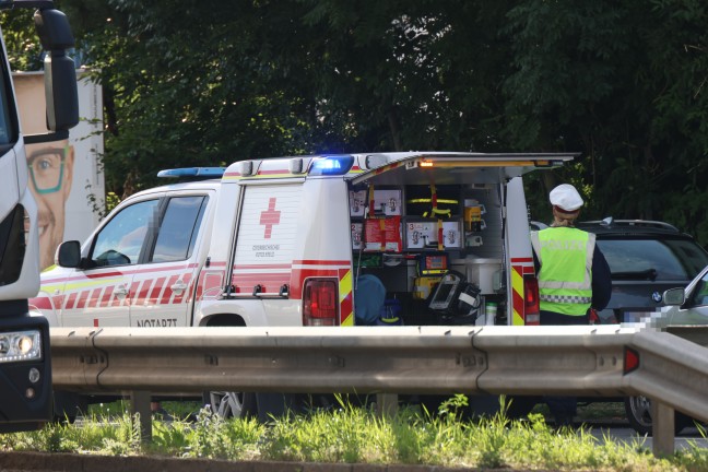 Person in einem Kreuzungsbereich in Wels-Schafwiesen von Auto erfasst und verletzt