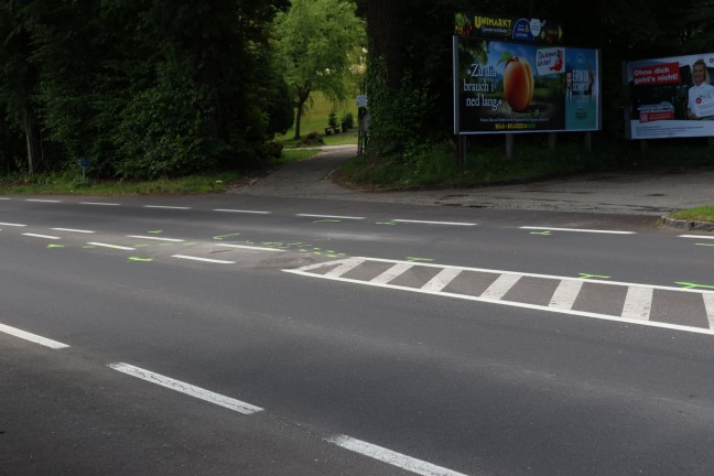 Schwerer Verkehrsunfall zwischen LKW und PKW auf Salzkammergutstraße in Altmünster