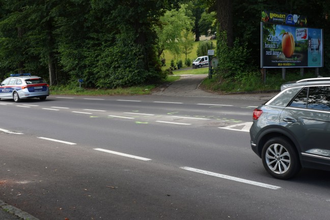 Schwerer Verkehrsunfall zwischen LKW und PKW auf Salzkammergutstraße in Altmünster