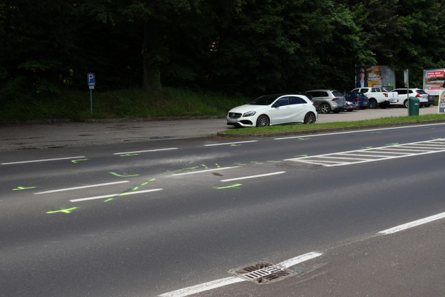 Schwerer Verkehrsunfall zwischen LKW und PKW auf Salzkammergutstraße in Altmünster