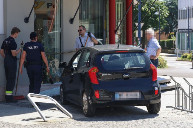 ltere Autolenkerin kracht mit PKW in Glasfassade einer Apotheke in Wels-Neustadt