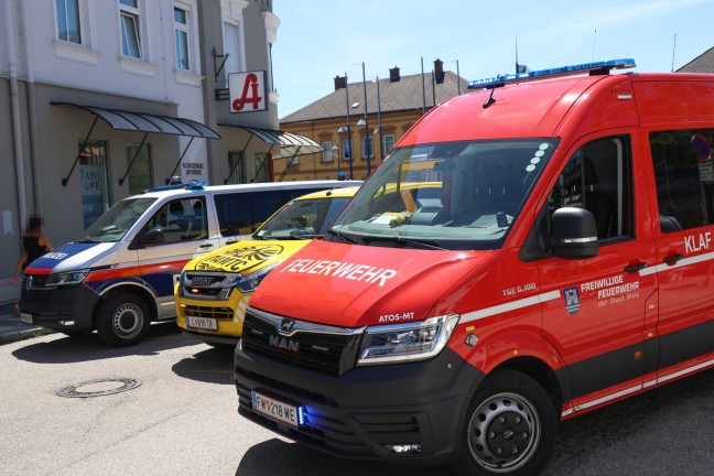 ltere Autolenkerin kracht mit PKW in Glasfassade einer Apotheke in Wels-Neustadt