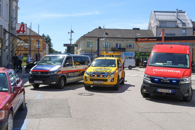 ltere Autolenkerin kracht mit PKW in Glasfassade einer Apotheke in Wels-Neustadt