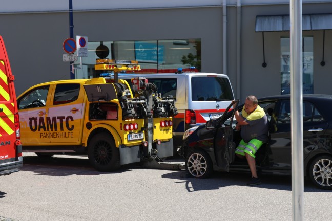 ltere Autolenkerin kracht mit PKW in Glasfassade einer Apotheke in Wels-Neustadt