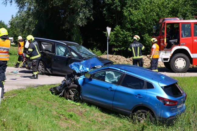 Drei Verletzte bei schwerem Crash mit vier Autos auf Rieder Strae bei Hofkirchen an der Trattnach