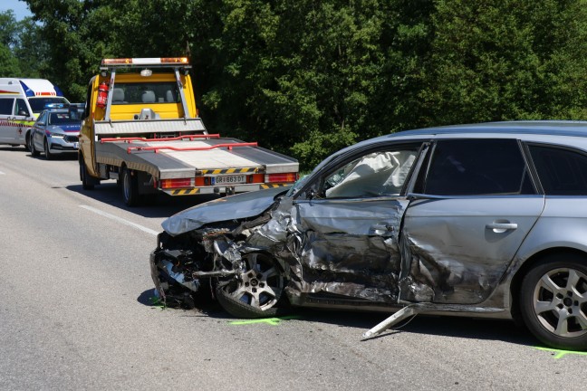 Drei Verletzte bei schwerem Crash mit vier Autos auf Rieder Strae bei Hofkirchen an der Trattnach