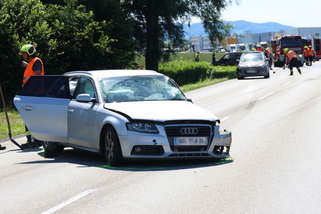 Drei Verletzte bei schwerem Crash mit vier Autos auf Rieder Strae bei Hofkirchen an der Trattnach