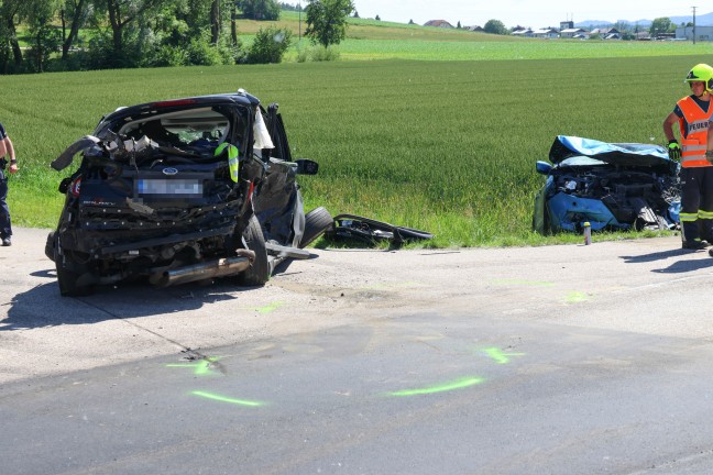 Drei Verletzte bei schwerem Crash mit vier Autos auf Rieder Strae bei Hofkirchen an der Trattnach