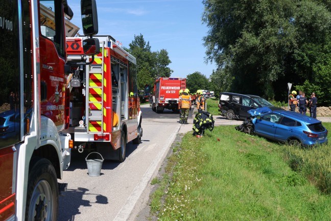 Drei Verletzte bei schwerem Crash mit vier Autos auf Rieder Strae bei Hofkirchen an der Trattnach