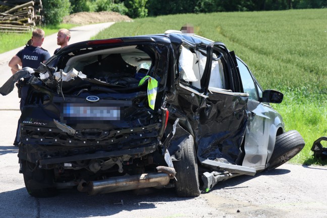 Drei Verletzte bei schwerem Crash mit vier Autos auf Rieder Strae bei Hofkirchen an der Trattnach