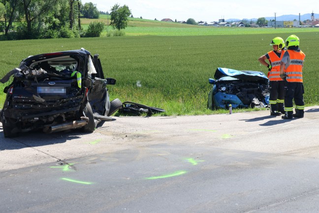 Drei Verletzte bei schwerem Crash mit vier Autos auf Rieder Strae bei Hofkirchen an der Trattnach