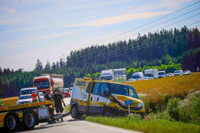 Abschleppwagen bei Verkehrsunfall auf Altheimer Straße in Weng im Innkreis überschlagen