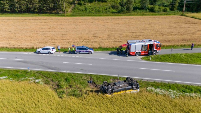 Abschleppwagen bei Verkehrsunfall auf Altheimer Straße in Weng im Innkreis überschlagen