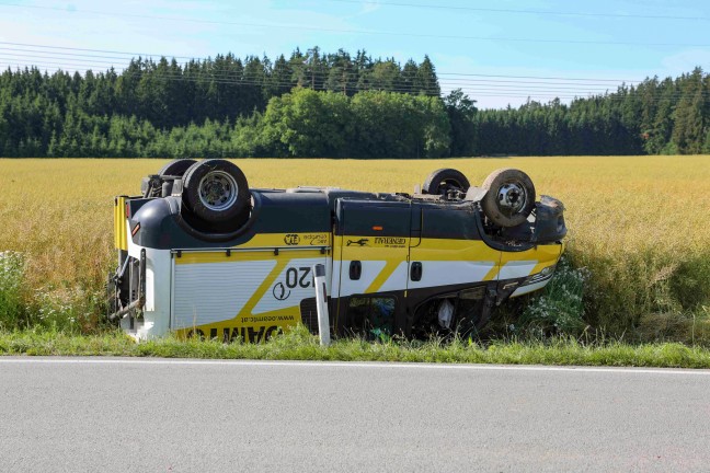 Abschleppwagen bei Verkehrsunfall auf Altheimer Straße in Weng im Innkreis überschlagen