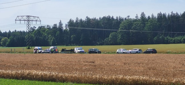 Abschleppwagen bei Verkehrsunfall auf Altheimer Straße in Weng im Innkreis überschlagen