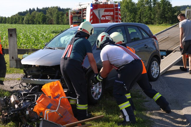 Auto gegen Gartenmauer: Zwei Schwerverletzte bei Verkehrsunfall in Prambachkirchen