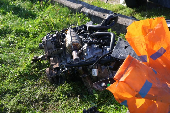 Auto gegen Gartenmauer: Zwei Schwerverletzte bei Verkehrsunfall in Prambachkirchen