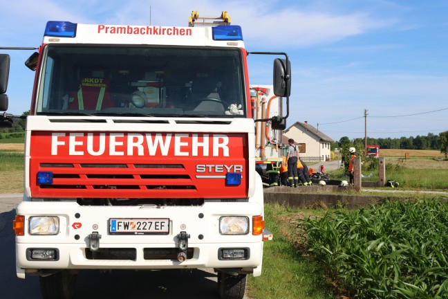 Auto gegen Gartenmauer: Zwei Schwerverletzte bei Verkehrsunfall in Prambachkirchen