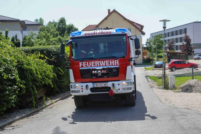 Zwei Feuerwehren bei Brandverdacht im Dachbereich eines Hauses in Eggelsberg im Einsatz