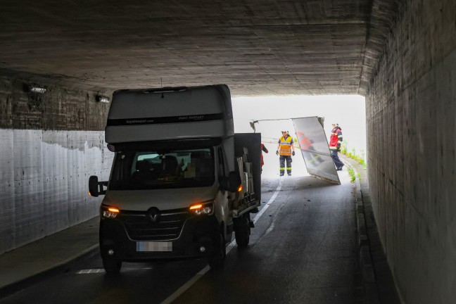 Unterführung gerammt: Aufbau eines Klein-LKW war zu hoch für Westbahnunterführung in Wels