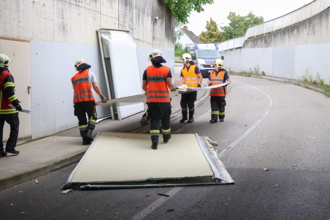 Unterführung gerammt: Aufbau eines Klein-LKW war zu hoch für Westbahnunterführung in Wels